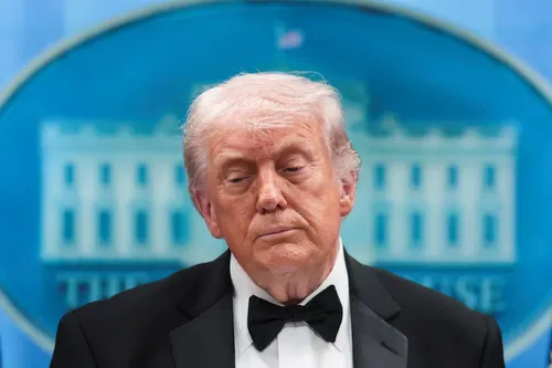 Donald Trump exige la caída inmediata del régimen cubano y el Pentágono actualiza planes de contingencia militar