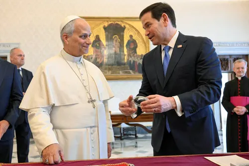 Marco Rubio se reúne con el papa León XIV para rebajar tensiones y dialogar sobre la paz en Oriente Medio