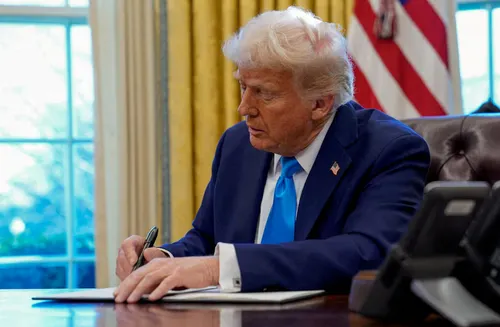 Trump regula por primera vez la IA para inspeccionar nuevos modelos antes de su estreno