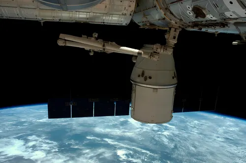 La NASA ordena a astronautas refugiarse en la Crew Dragon ante una fuga de aire en la Estación Espacial Internacional