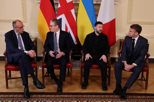 Macron, Starmer y Merz se reunirán con Zelenski en Londres para reactivar los planes de paz con Rusia