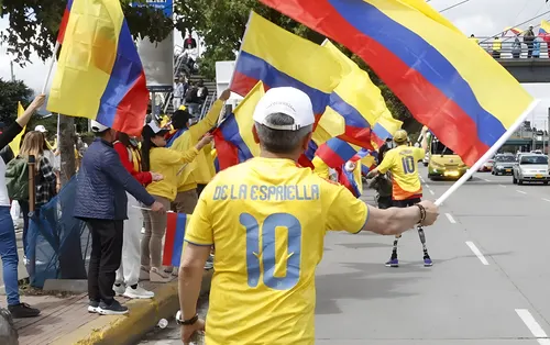 Simpatizantes de Abelardo de la Espriella marchan en Bogotá luciendo la camiseta de la Selección Colombia