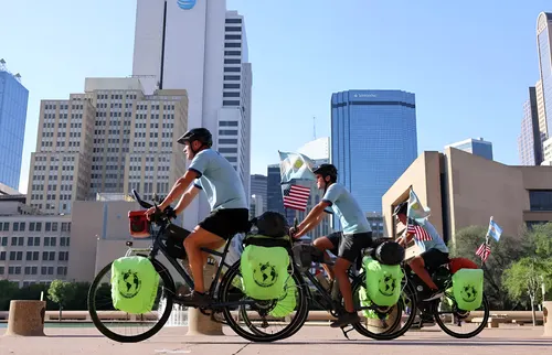 Tres hinchas argentinos recorren en bicicleta más de 10,000 millas para alentar a su selección en el Mundial 2026