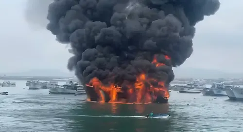 Incendio de gran magnitud destruye al menos 35 embarcaciones en el puerto de Manta, Ecuador