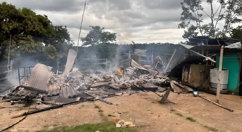 Disidencias de las FARC incendian viviendas y secuestran a cuatro civiles en una finca de Antioquia