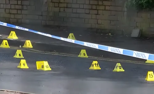 Intento de decapitación en Belfast: detienen a un migrante sudanés tras un salvaje ataque contra un ciudadano