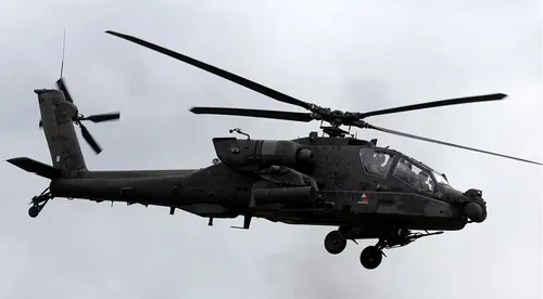 Dron de la Marina estadounidense pone a salvo a los pilotos de un helicóptero Apache en el estrecho de Ormuz