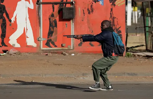 Salvajismo en Sudáfrica: masacre armada en Johannesburgo deja al menos 12 muertos