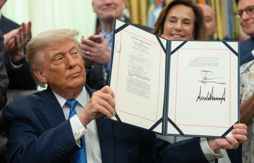 Donald Trump promulga la ley que blinda con 240.000 millones de dólares la frontera y la campaña de deportaciones