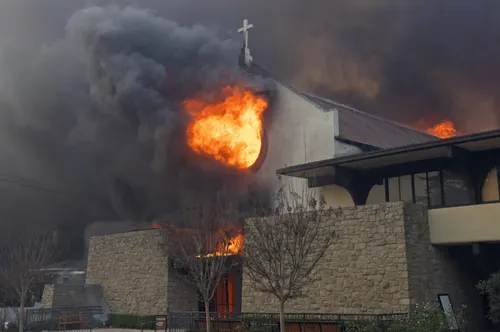 Los ataques anticristianos en Europa marcan un récord con 13 iglesias incendiadas en solo un mes