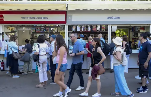El negocio de la ideología: España se convierte en la mayor factoría global de literatura LGTBIAQ+