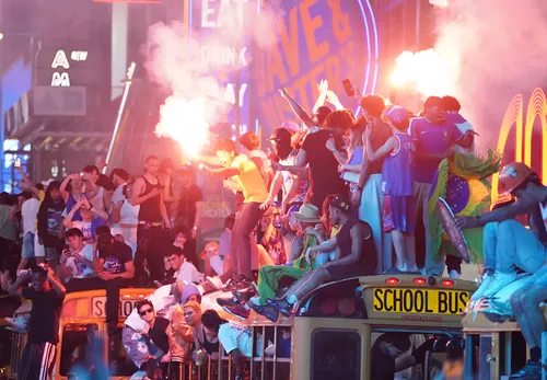 Festejos por el título de los Knicks deja 63 arrestados, 4 apuñalamientos y disturbios masivos en Nueva York