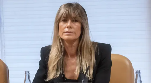 El juez Peinado estrecha el cerco: nueva causa penal por prevaricación y fraude a la UE salpica a Begoña Gómez
