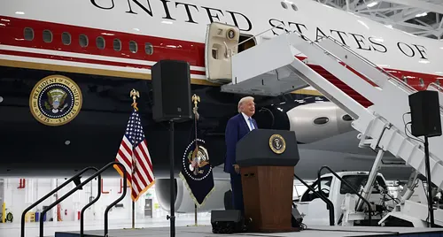 Trump presenta el nuevo Air Force One: el lujoso Boeing que Catar regaló a EE. UU.