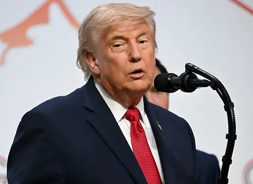 Trump advierte con "golpear a Irán con mucha fuerza de nuevo" si no frena las hostilidades de Hezbolá