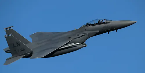 Piloto de F-15 derribado en abril revela cómo sobrevivió a una emboscada con drones "medusa" en Irán