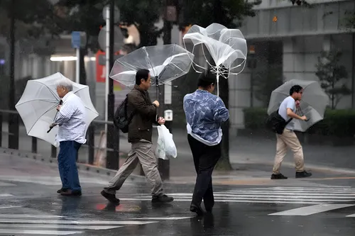 Japón en alerta máxima por el azote combinado de la tormenta tropical Mekkhala y un ciclón
