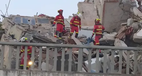 En La Guaira rescatistas españoles extraen con vida a una mujer tras pasar 72 horas sepultada por los sismos