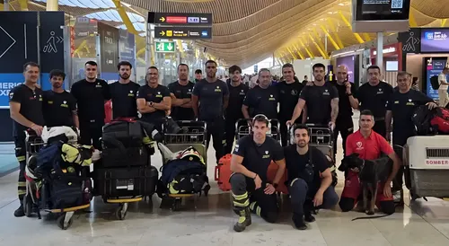Los bomberos de Málaga son aplaudidos en Colombia durante su escala aérea hacia las zonas de desastre en Venezuela