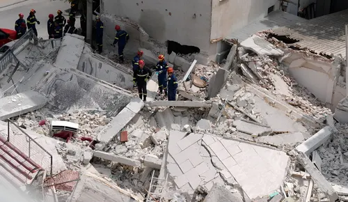Brigadas de emergencia buscan sobrevivientes tras el derrumbe de un edificio residencial en Atenas