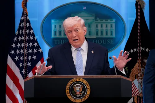 Trump ordenó la reapertura inmediata del estrecho de Ormuz tras sellar la paz con Irán