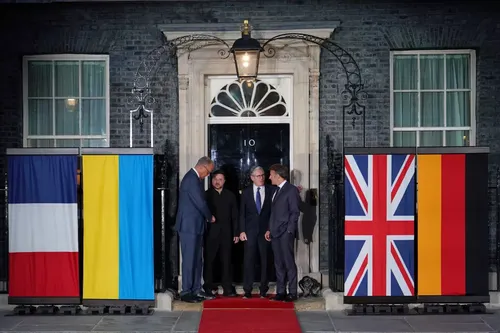 Zelensky llega a Londres para cumbre de urgencia con Starmer, Macron y Merz tras ataque ruso cerca de Chernobyl