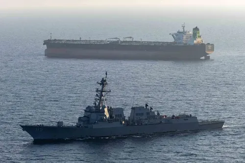 Estados Unidos inutiliza un petrolero en el golfo de Omán que intentaba burlar el bloqueo naval para auxiliar a Irán