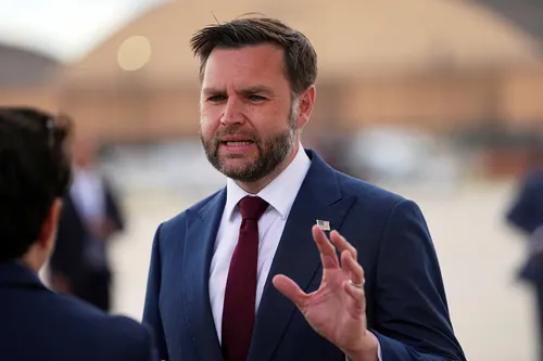 El vicepresidente JD Vance condiciona el alivio de sanciones sobre Irán a la destrucción de su arsenal de uranio