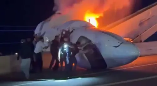 Un jet privado se estrella en una autopista de Texas: Un muerto y cinco sobrevivientes