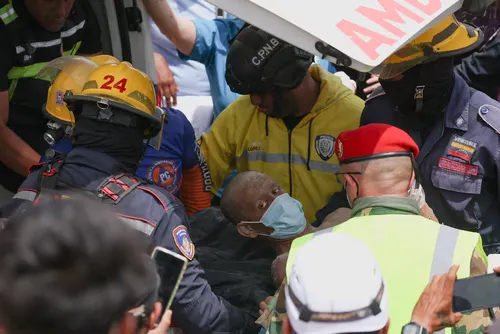 Equipos de Francia y Estados Unidos logran el milagroso rescate de un padre y su hijo tras cuatro días bajo los escombros en La Guaira