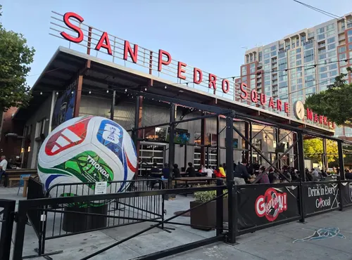 Un violento tiroteo en un fan fest del Mundial en California dejó un muerto y un herido crítico