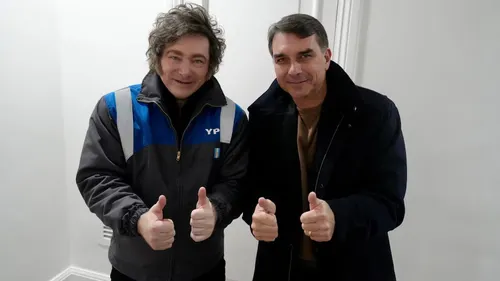 Javier Milei se reunió con Flavio Bolsonaro y canceló su viaje a la Cumbre del Mercosur