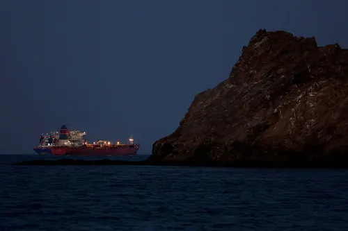 El estado terrorista de Irán sabotea la tregua y bloquea el corredor marítimo de Ormuz tras nuevos ataques