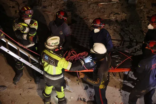Rescataron con vida a un niño de tres años tras permanecer seis días bajo los escombros del terremoto en La Guaira