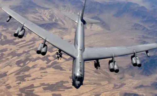 Grave accidente militar: Un bombardero estratégico B-52 se estrella durante un vuelo de prueba en California