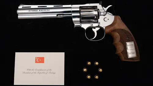 Erdogan sorprende a los líderes de la OTAN regalando unos revólveres y balas reales