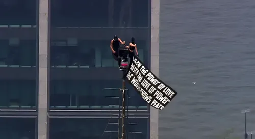 Dos personas escalan la cúspide del Empire State para colgar una pancarta y hacer una propuesta de matrimonio