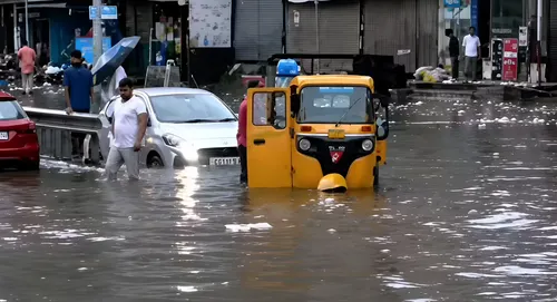 En India las lluvias torrenciales inundan Bombay y colapsan los servicios de transporte