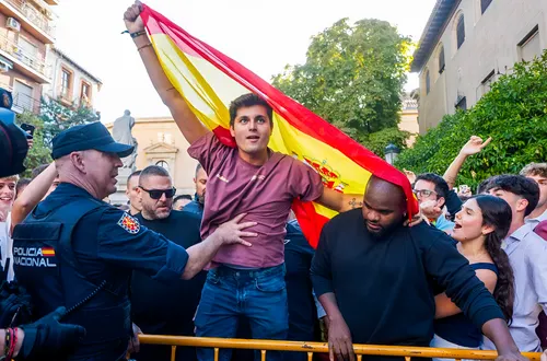 Desactivan la orden de arresto de Vito Quiles tras personarse voluntariamente en Plaza de Castilla