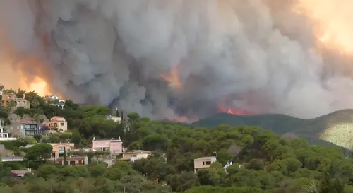 Doce mil personas confinadas por un violento incendio forestal que amenaza el macizo de Les Gavarres