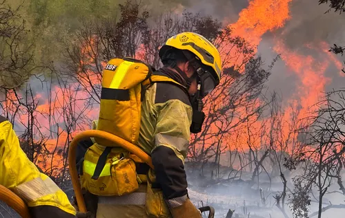El incendio de Soneja empeora por la ola de calor y obliga a evacuar a 500 personas en Azuébar