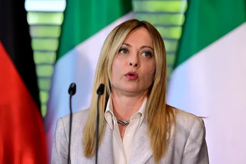 El partido de Giorgia Meloni propone la deportación exprés de delincuentes extranjeros y la pérdida de la ciudadanía italiana
