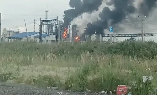 Drones de Ucrania provocan incendios en una refinería y depósitos de combustible en el sur de Rusia