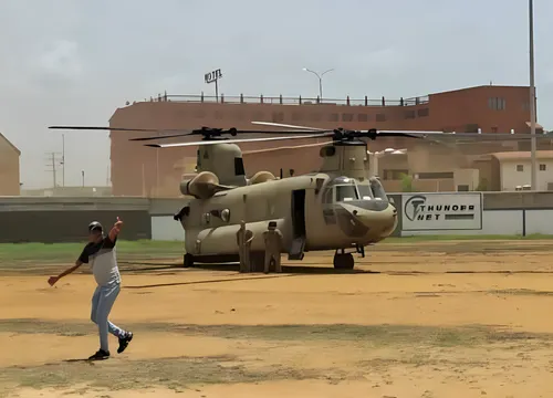 Helicóptero militar de EE. UU. aterriza en Falcón con ayuda humanitaria para los damnificados del sismo