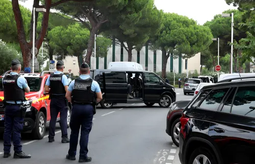Evacúan a 300 personas en París tras hallar un auto con armas de guerra cerca de una sinagoga