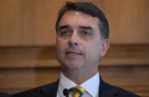 De Moraes aísla a Jair Bolsonaro y prohíbe las visitas de su hijo Flávio en plena campaña electoral