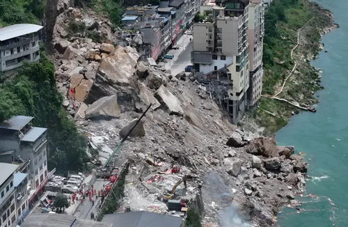 Deslizamiento de tierra sepulta edificios y obliga a evacuar a más de 1.100 personas en Chongqing