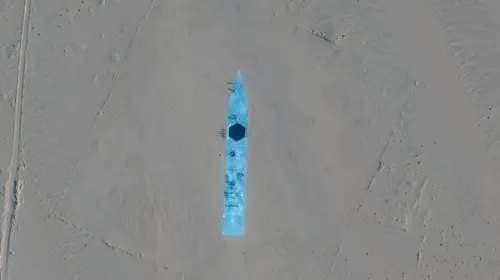 El régimen chino construye un buque de guerra idéntico al de Estados Unidos en medio de un desierto