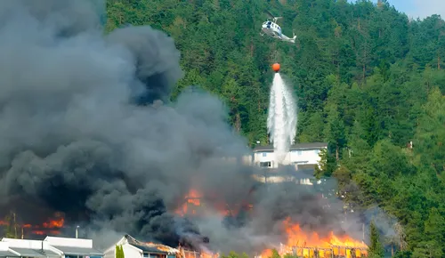 Incendio residencial azota a Noruega y destruye más de un centenar de viviendas en Drammen