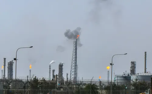 Instalación petrolera de Kuwait sufre daños materiales tras una oleada de ataques por parte del régimen iraní